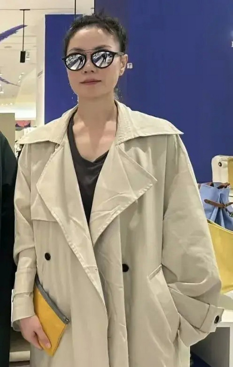 网友在法国商场偶遇53岁的王菲,她皮肤白皙,气质独特,有谢霆锋的爱情