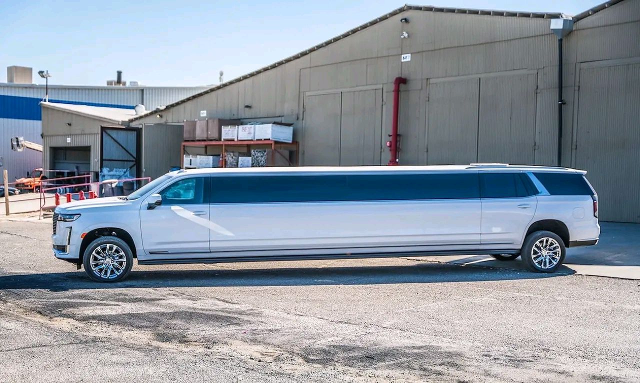 加长版凯迪拉克凯雷德来了,6.2引擎 10at,气场飙升