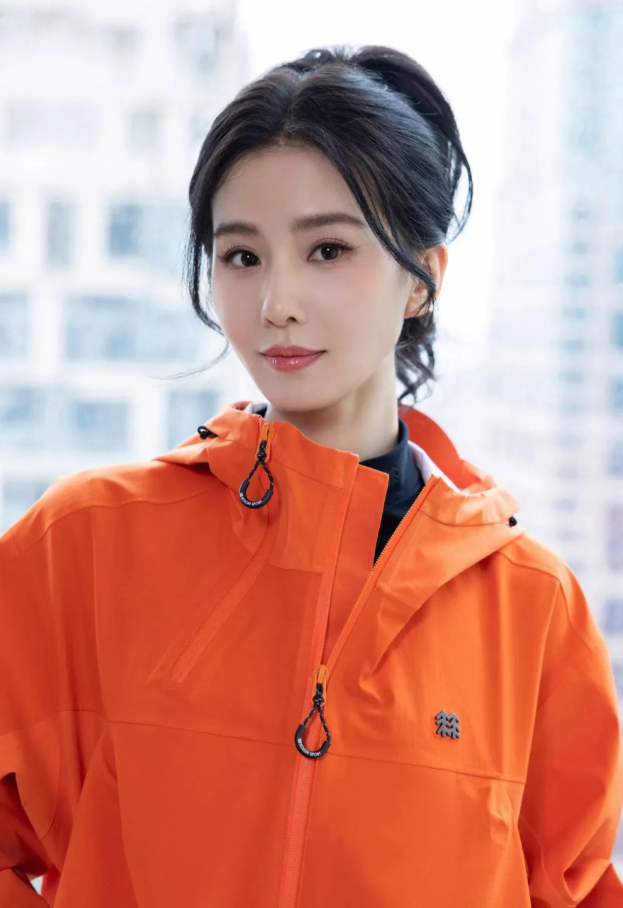 颅顶高的扎马尾和盘丸子头都好看. 像刘诗诗,刘亦菲,倪妮这种.