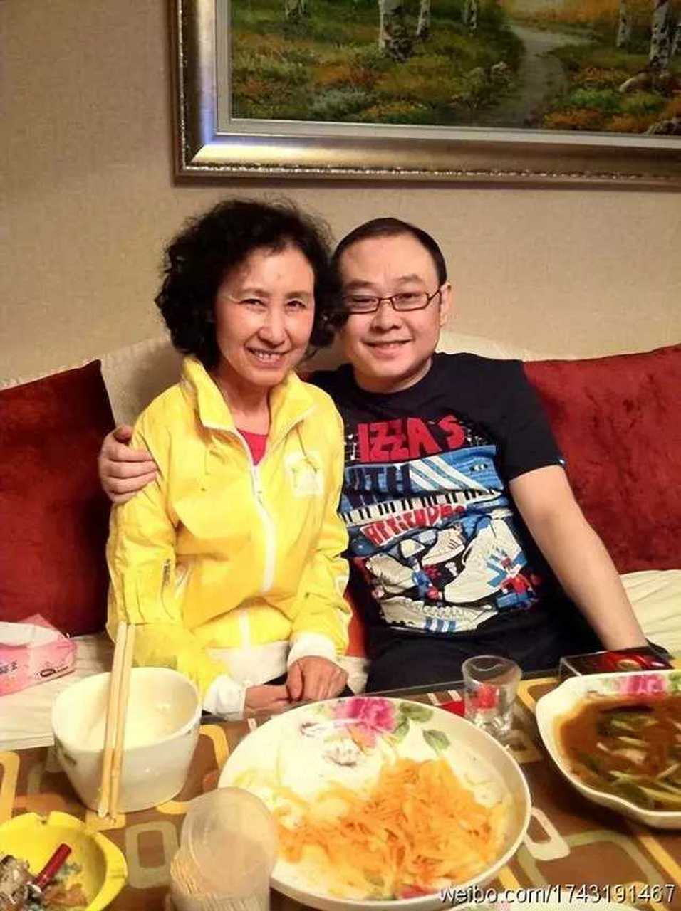 刀郎和美女妈妈,哥哥,爸爸,女儿的亲密合照,就是没有前妻啊!