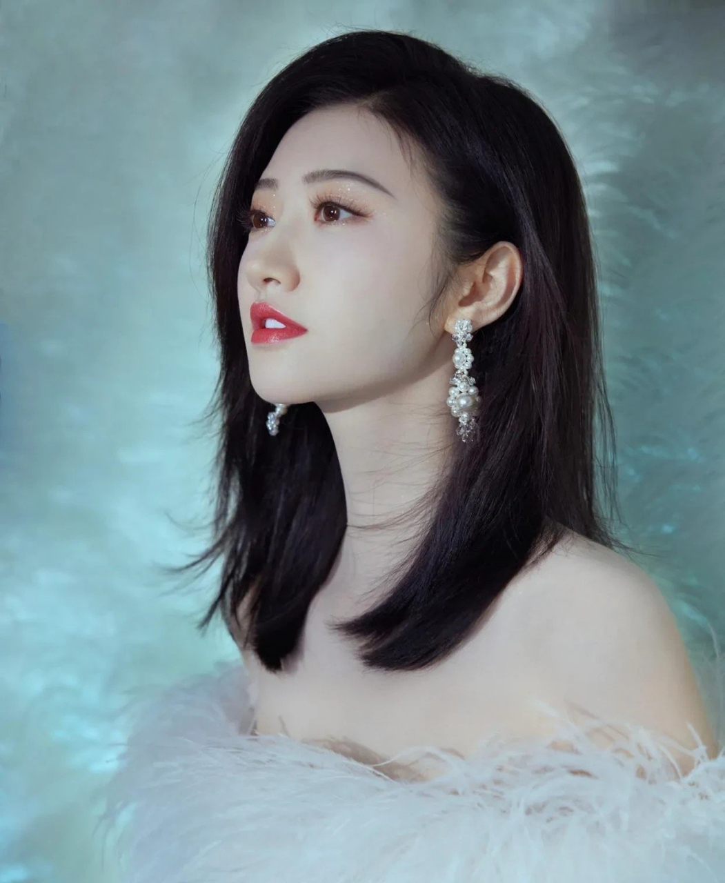 近日,中国影视圈的女星景甜发布了一组最新的写真照,引起了广泛挚目