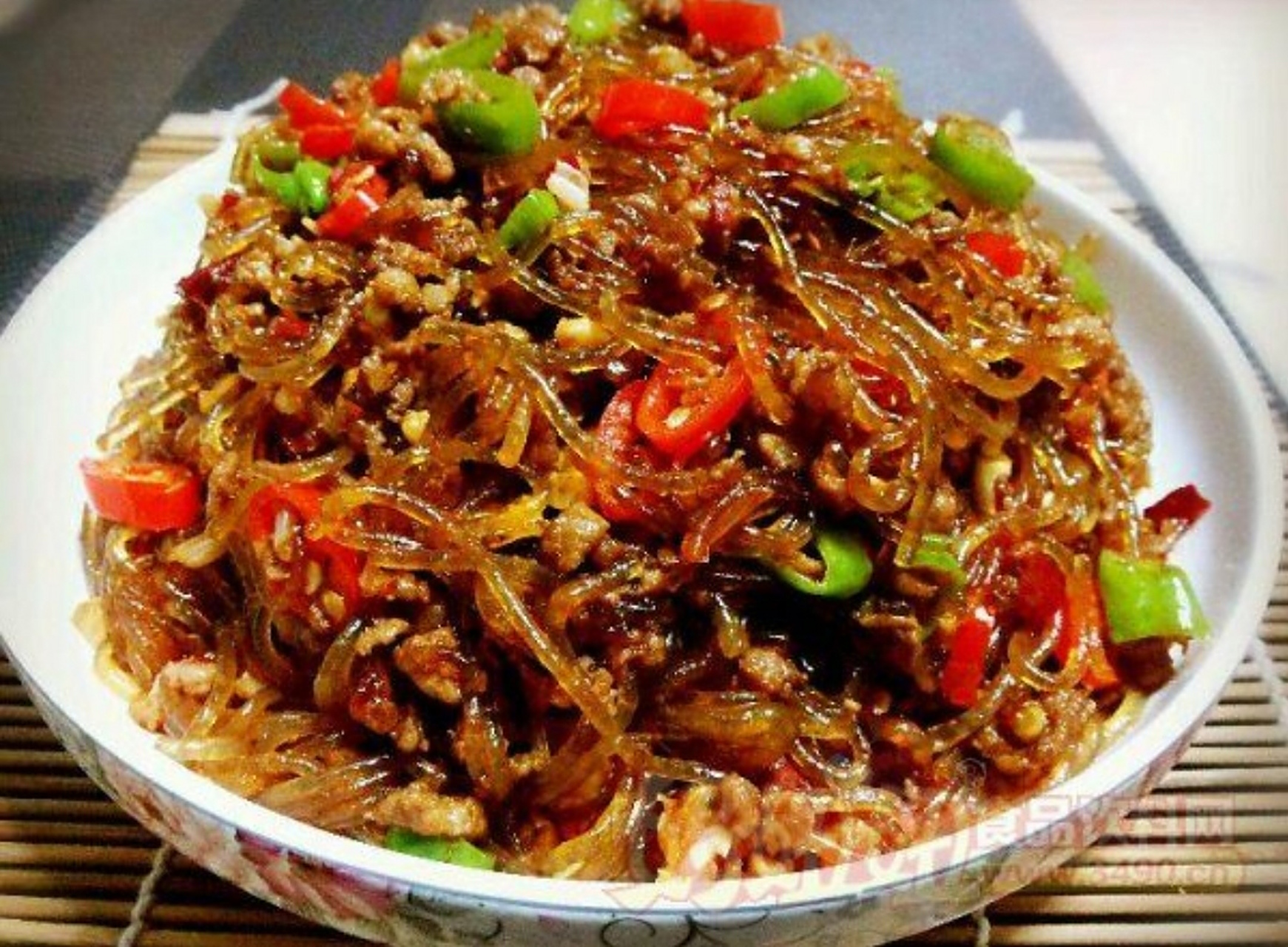 蚂蚁上树是一道传统的中国菜肴,主要食材是肉末和木耳,口感鲜美,香辣