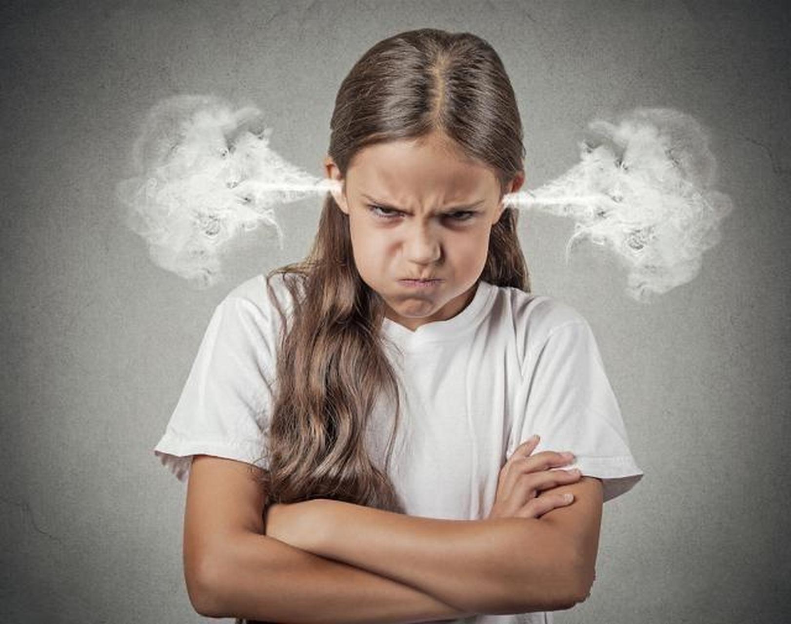小孩子在生气的时候可能表现出哭泣,跺脚或在地上打滚等行为,有以下几