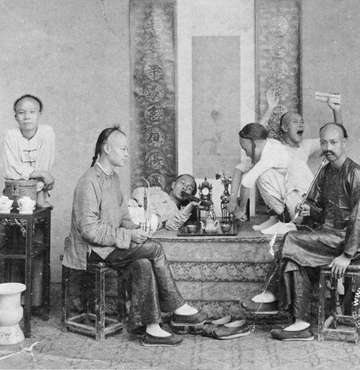 老照片   清末民初  旅美华工吸食鸦片的真实场景