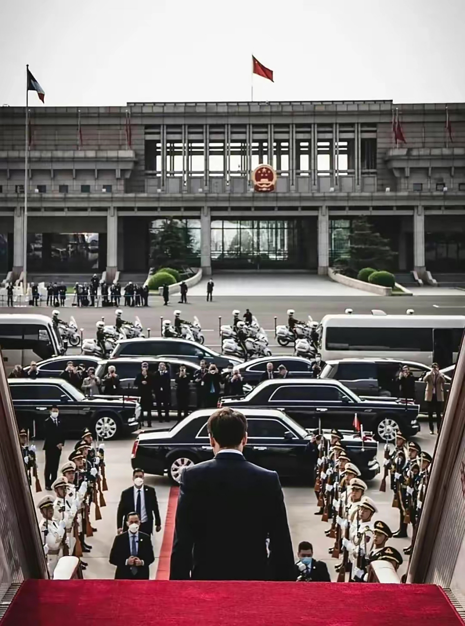 法国总统马克龙访华下飞机的定格照片轰动了各大媒体.