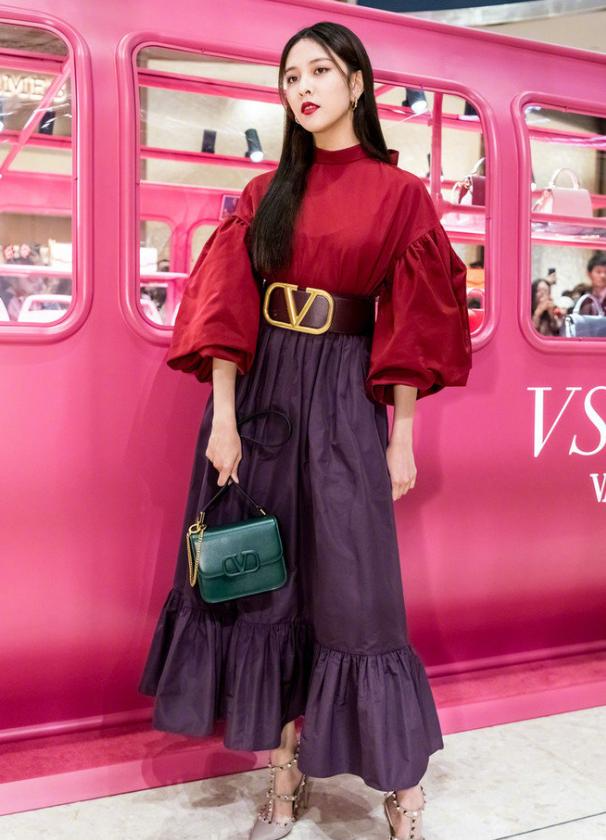 宋妍霏穿深红色的上衣,映衬的皮肤洁白无瑕,身材令人挪不开眼