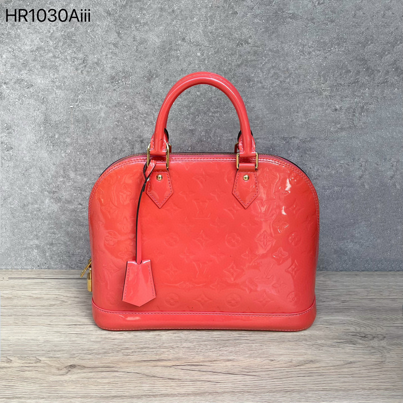 这款经典款的 lv 漆皮珠光橙色中号贝壳包,尺寸为 31×24cm,不仅耐用