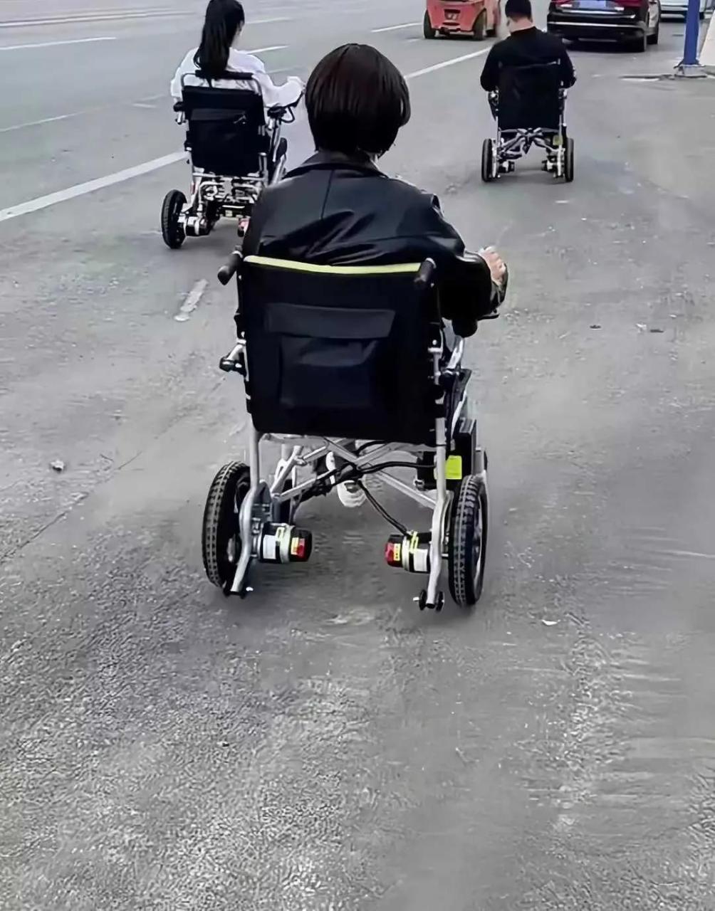广州现电动轮椅上班族!为什么会这样?禁电动车禁了个寂寞!