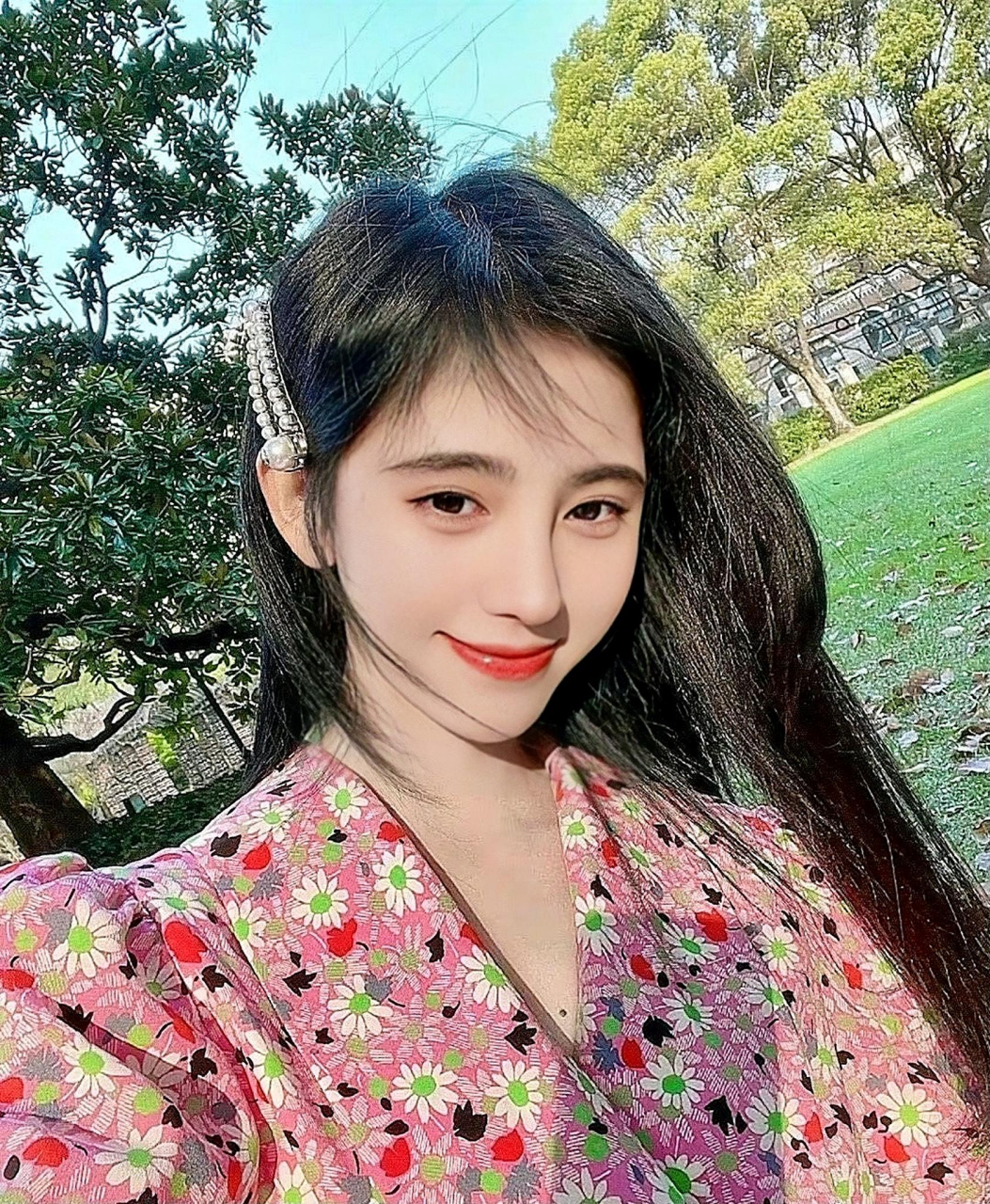 鞠婧祎身穿碎花蝴蝶系上衣,纯白裙,于春色中绽放美丽.