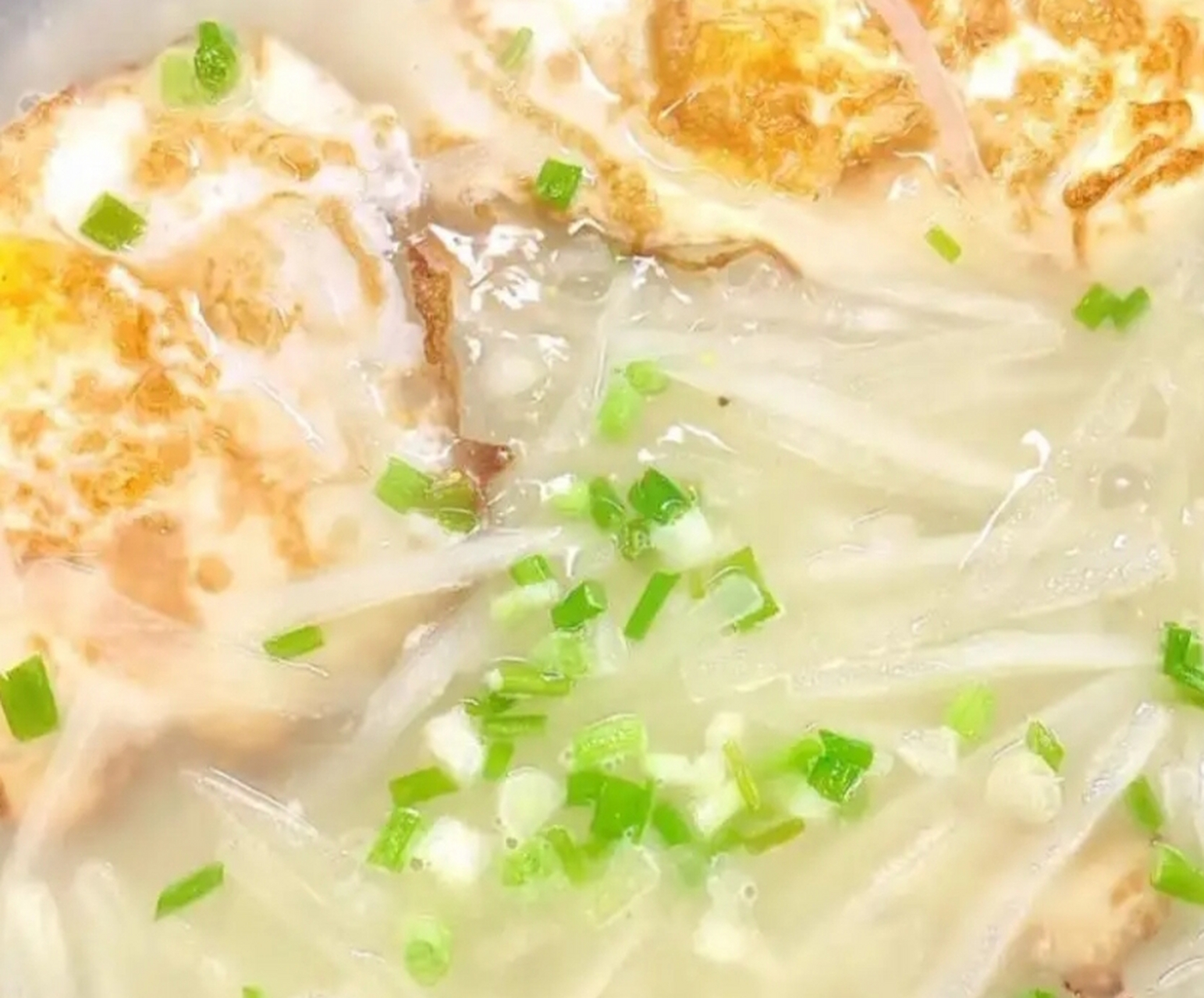 白萝卜丝煎蛋汤  食材:白萝卜,鸡蛋,葱花.