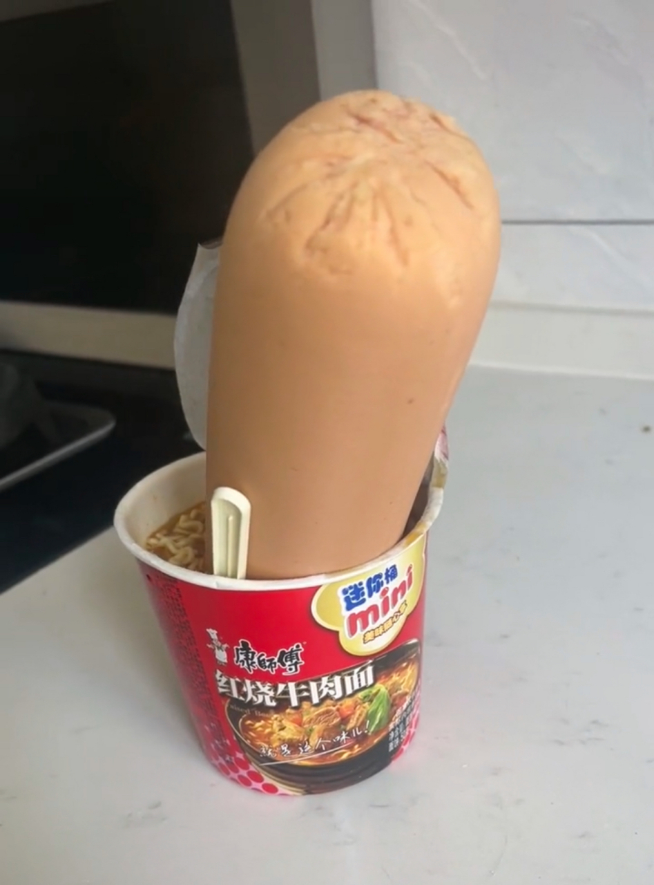 方便面mini桶,不是火腿大,是面桶小.[偷笑][偷笑]