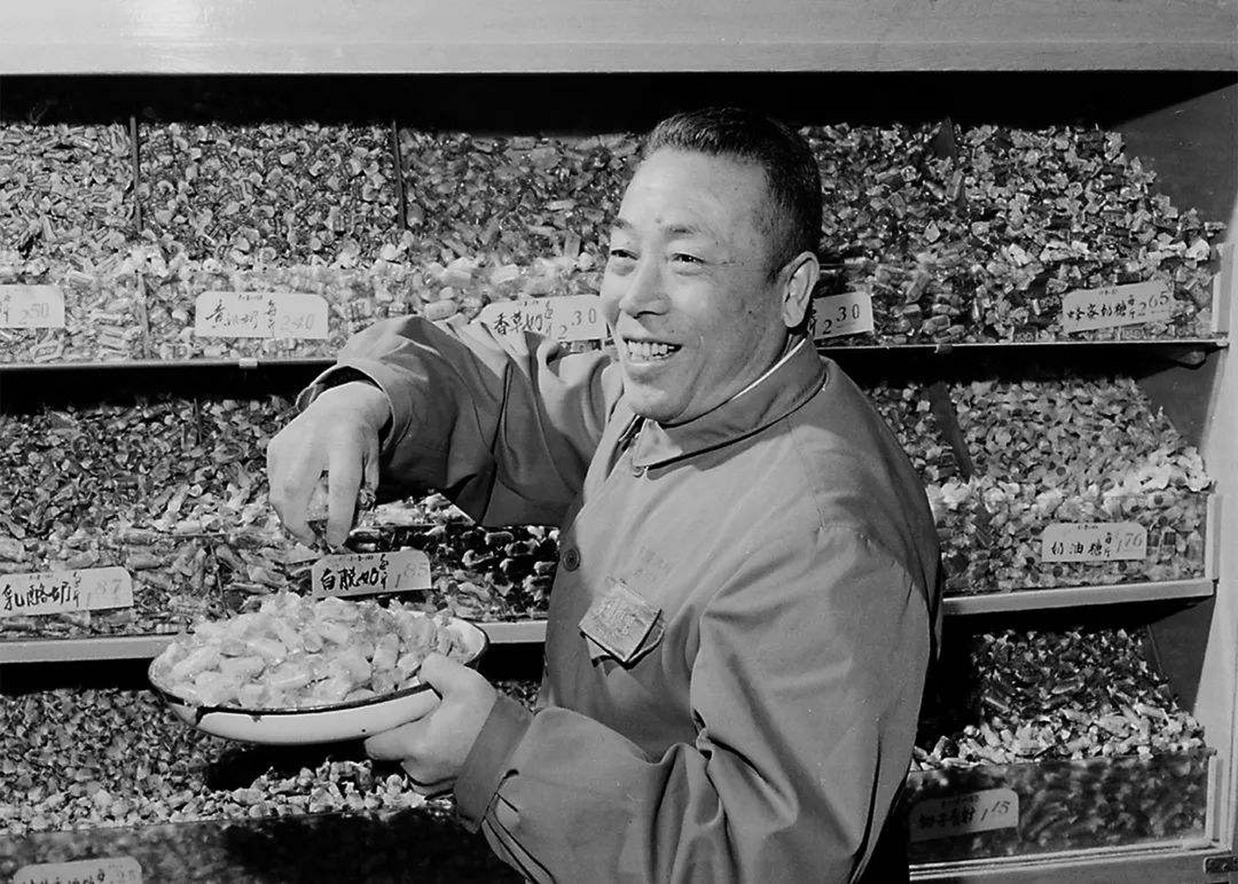 1955年,北京百货大楼的的售货员张秉贵,凭借着称糖果"一抓准"的本事