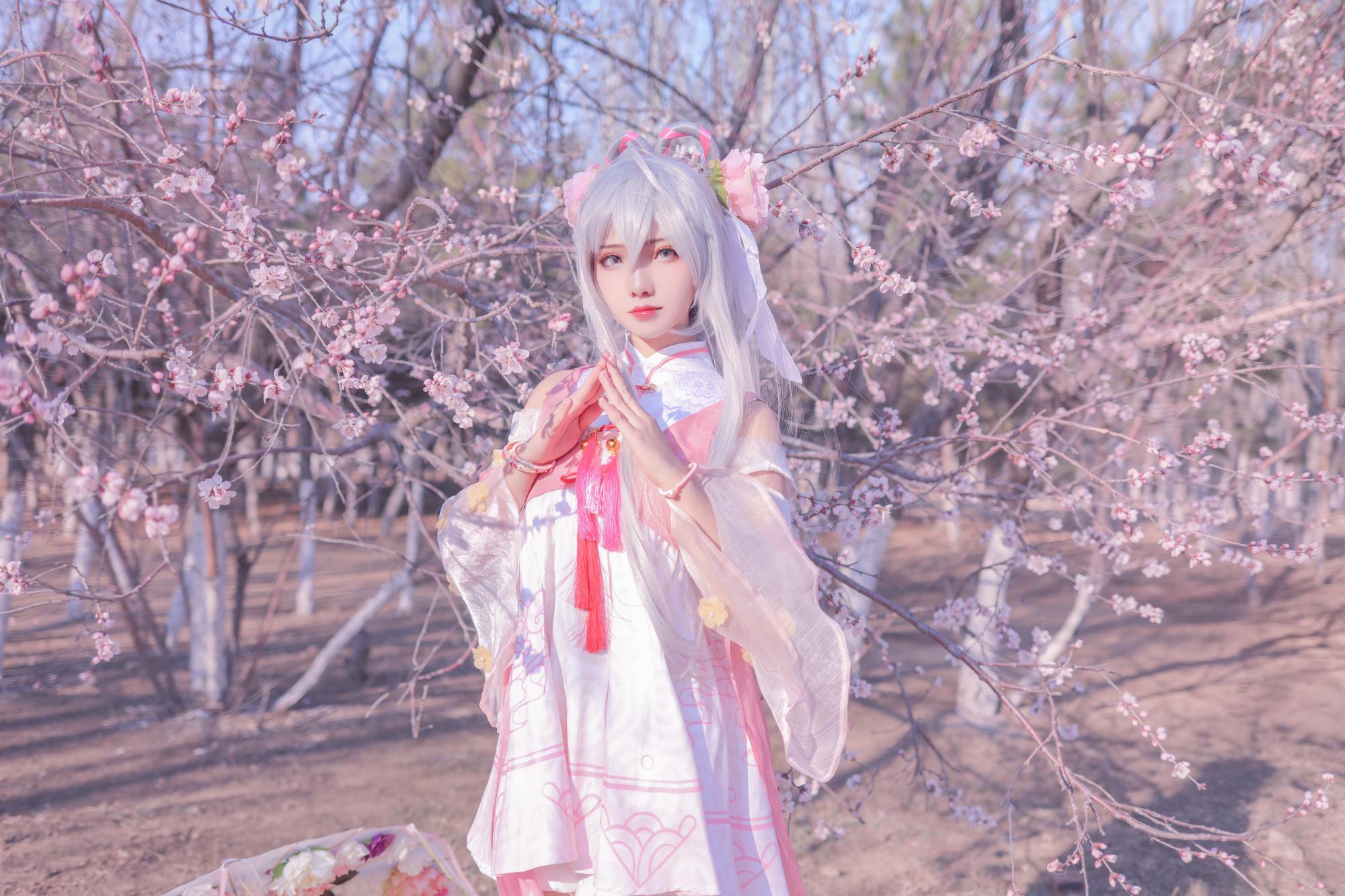 「洛天依」cos:想和我一同漫步在林中,欣赏樱花吗?