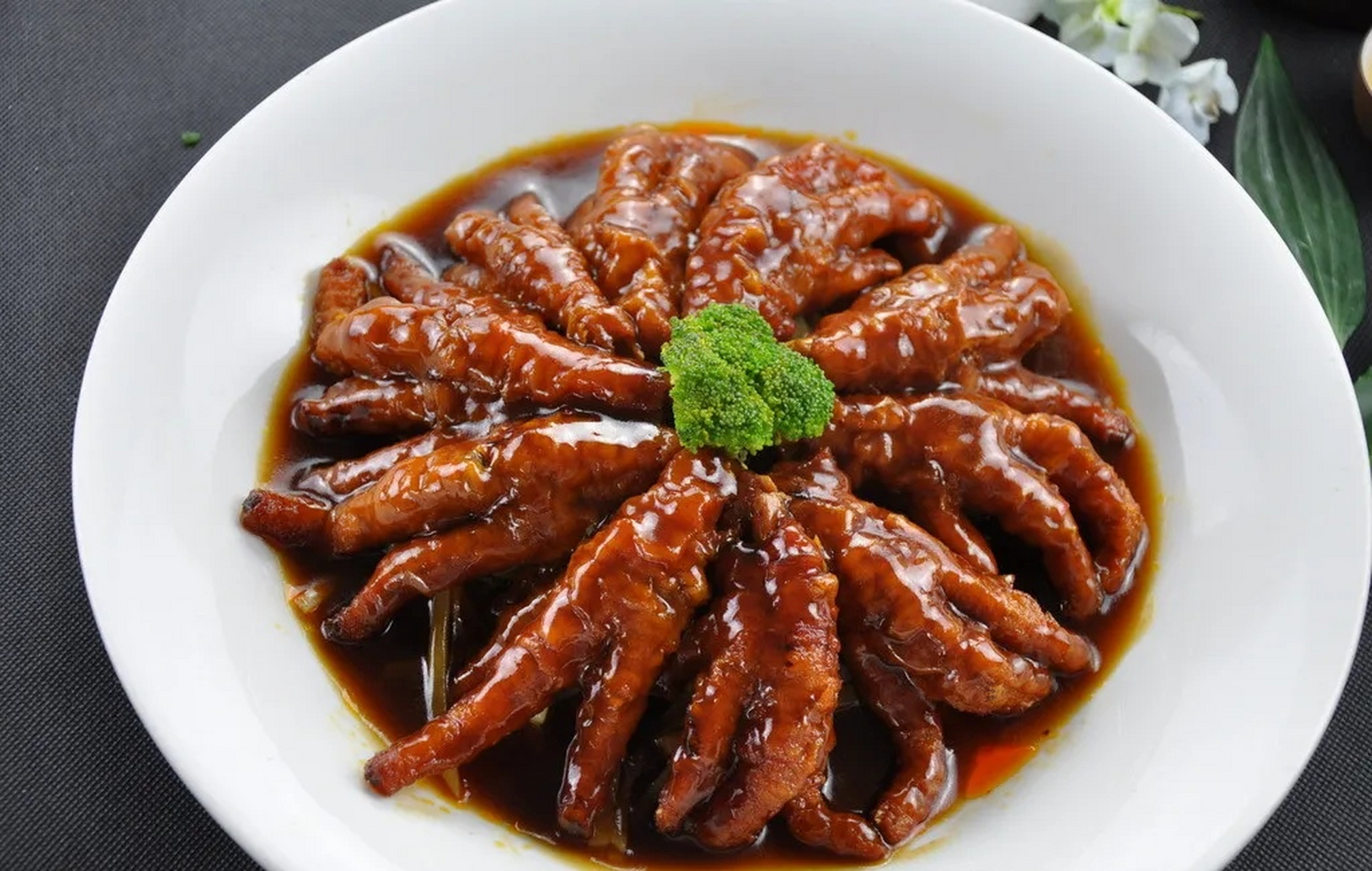 红烧鸡爪:美味却隐藏幸福的故事  鸡爪在中国的饮食文化中一直扮演着