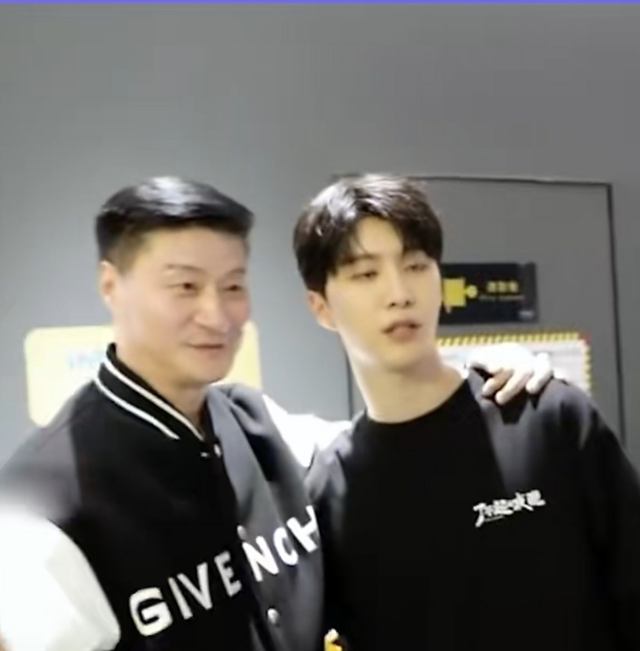 范丞丞和他爸爸站一起像是兄弟两人,范丞丞爸爸完全看不出来已经七十