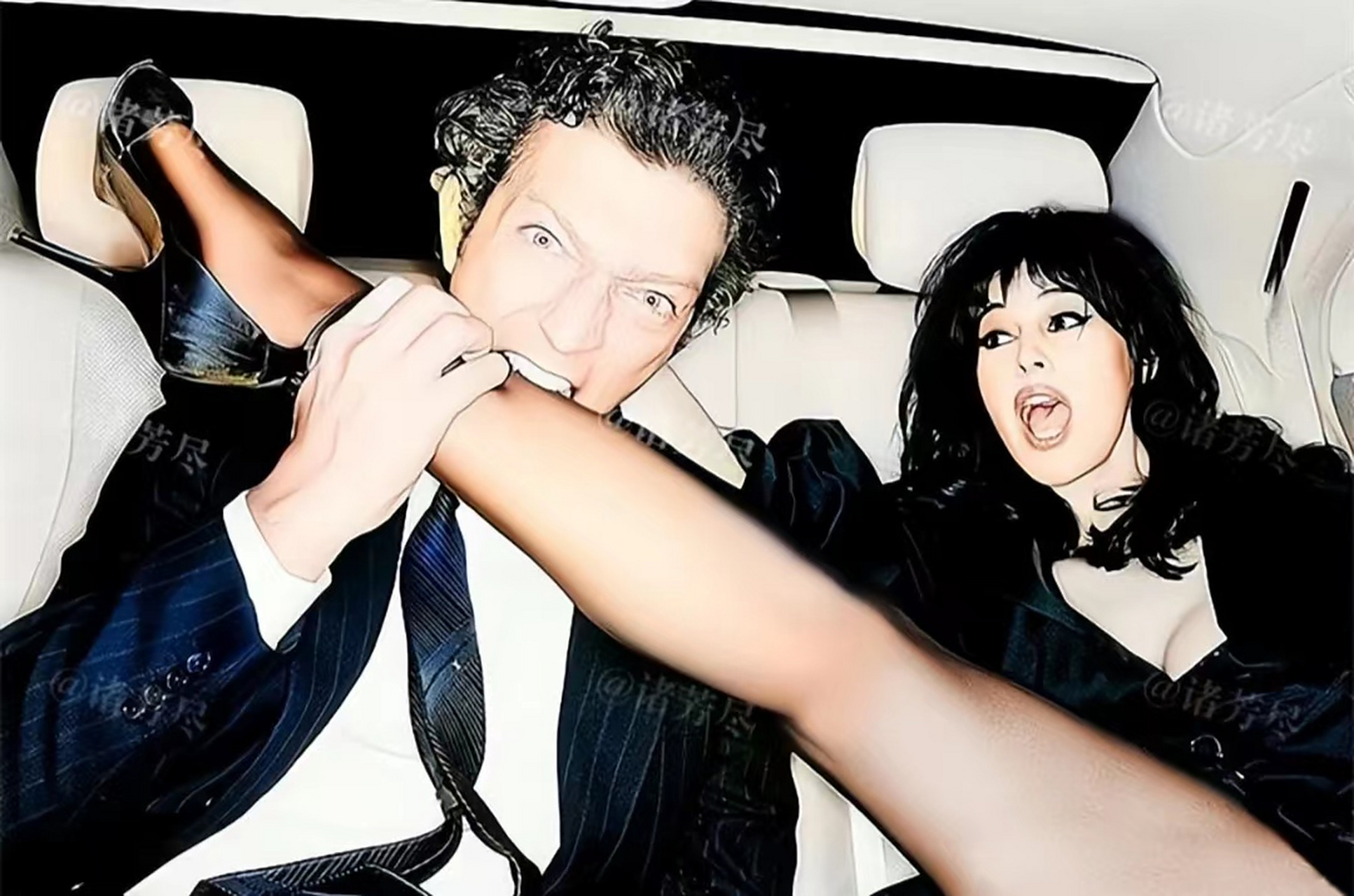 文森特将妻子莫妮卡的黑丝美腿高高抬起,并塞进了自己的嘴巴里,莫妮卡