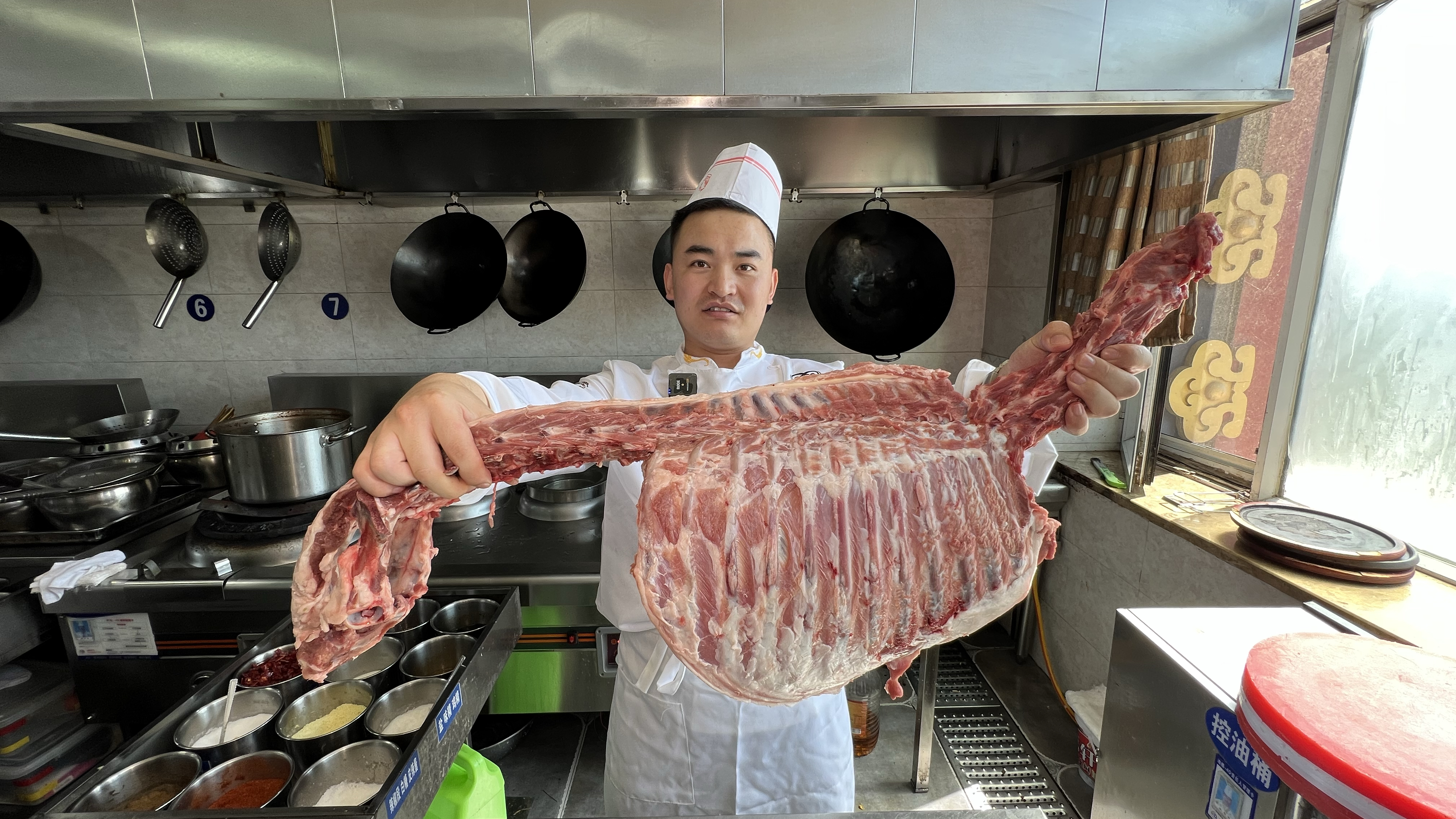 老板剩下点羊骨架拿到厨房,厨师们都嫌弃没肉不吃