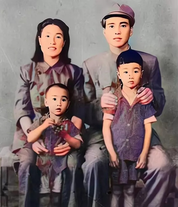 51年,刘青山一家四口的合影,媳妇漂亮,孩子可爱,幸福的一家