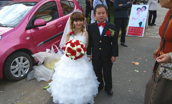 "袖珍丈夫"走红,与妻子带娃出行,路人问宝妈:这都你生的吗?