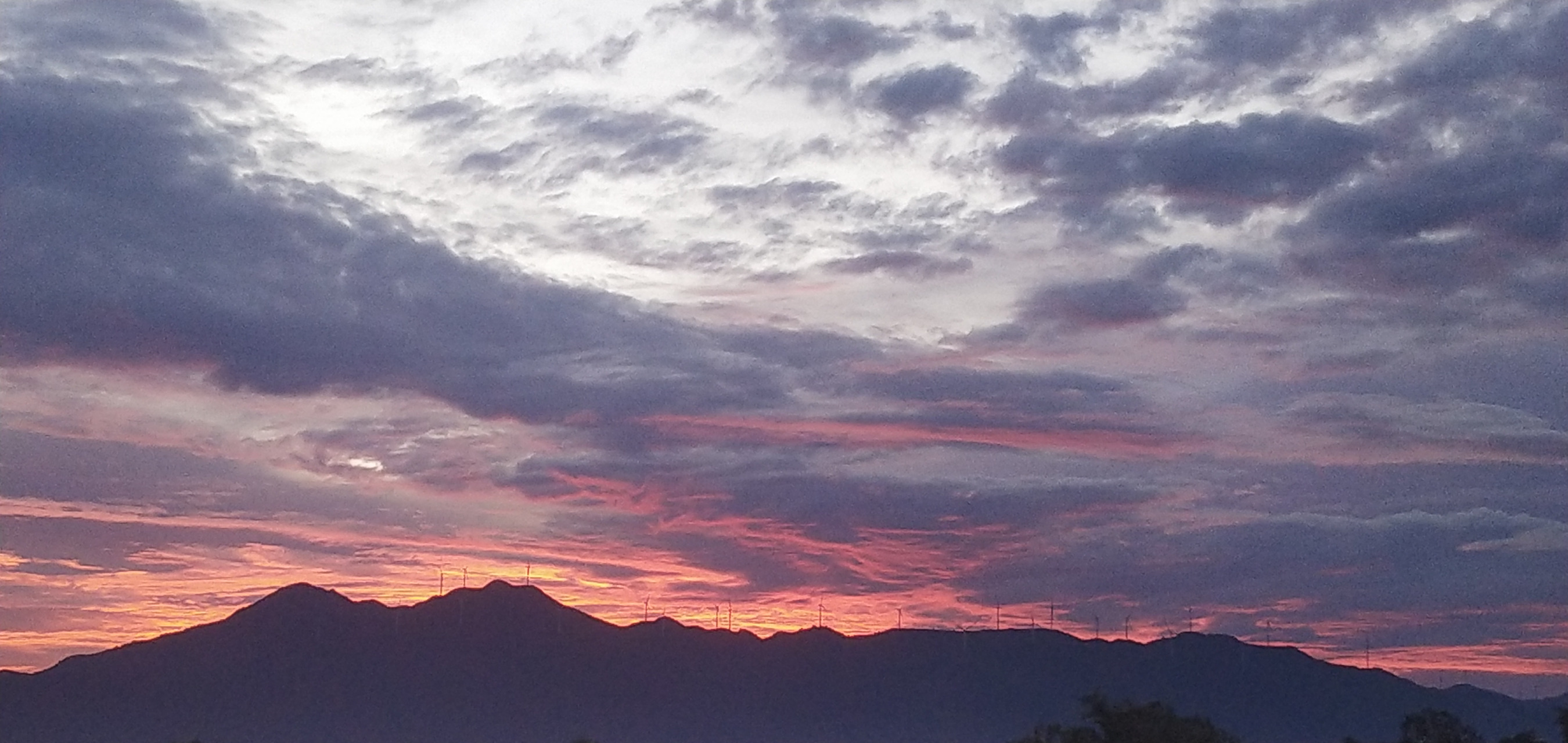 晚霞落日里的彩云,夜色渐降里的云霞,渐变的云朵里透露着人们的向往