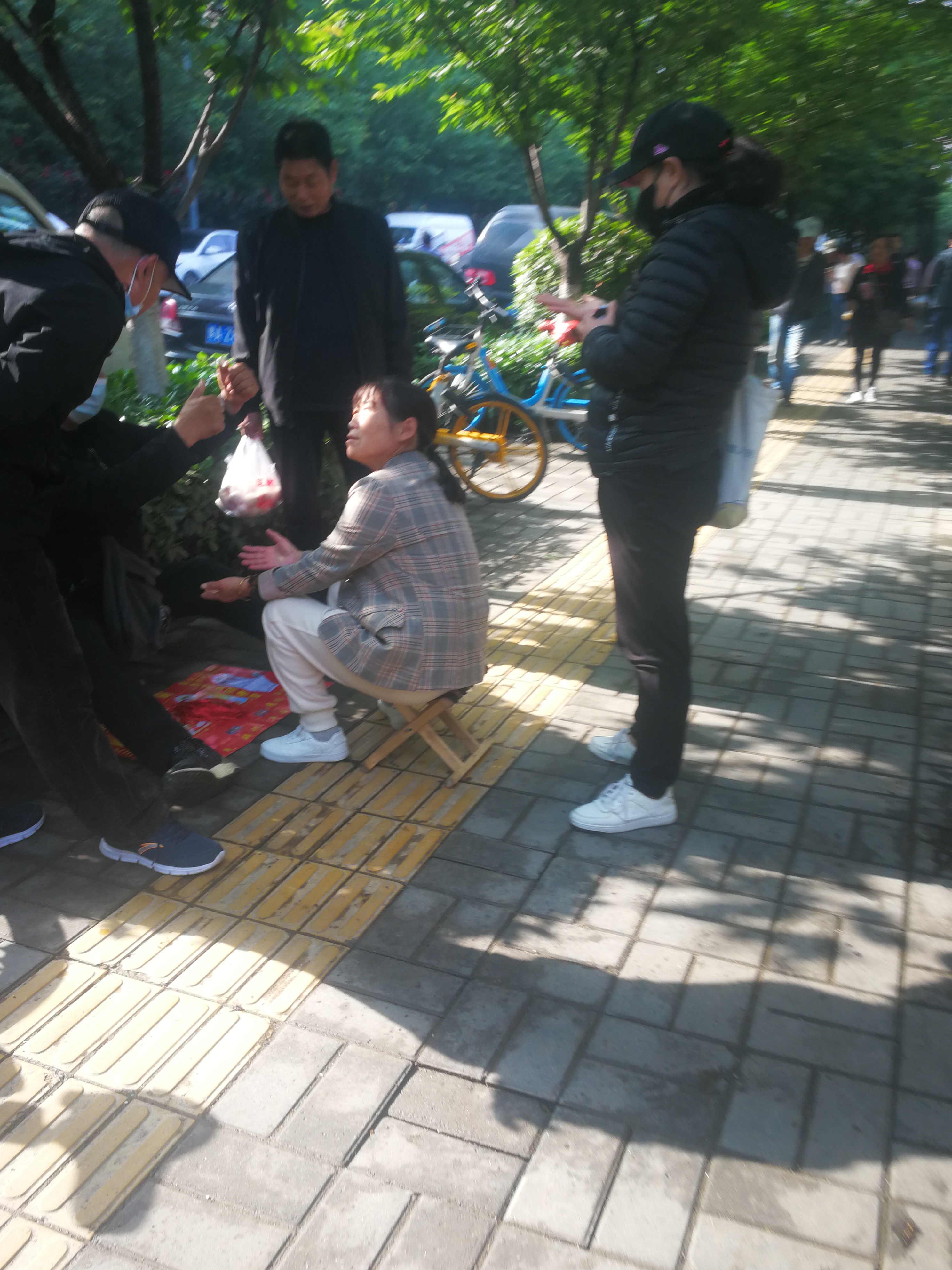 一个人假装聋哑人算卦另外一个人在旁边充当翻译解说