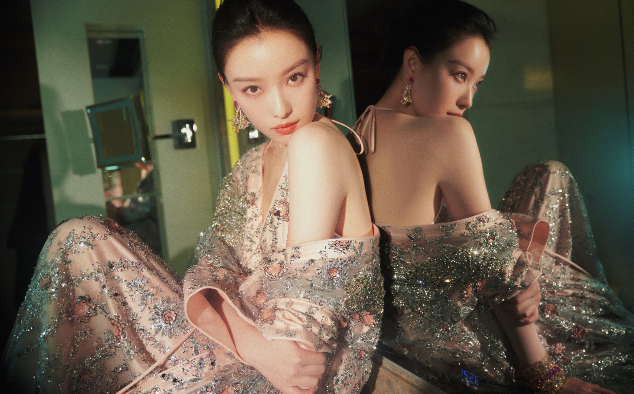 倪妮最新出席活动美照,身穿深v挂脖长裙展现完美身材曲线,皮肤白皙