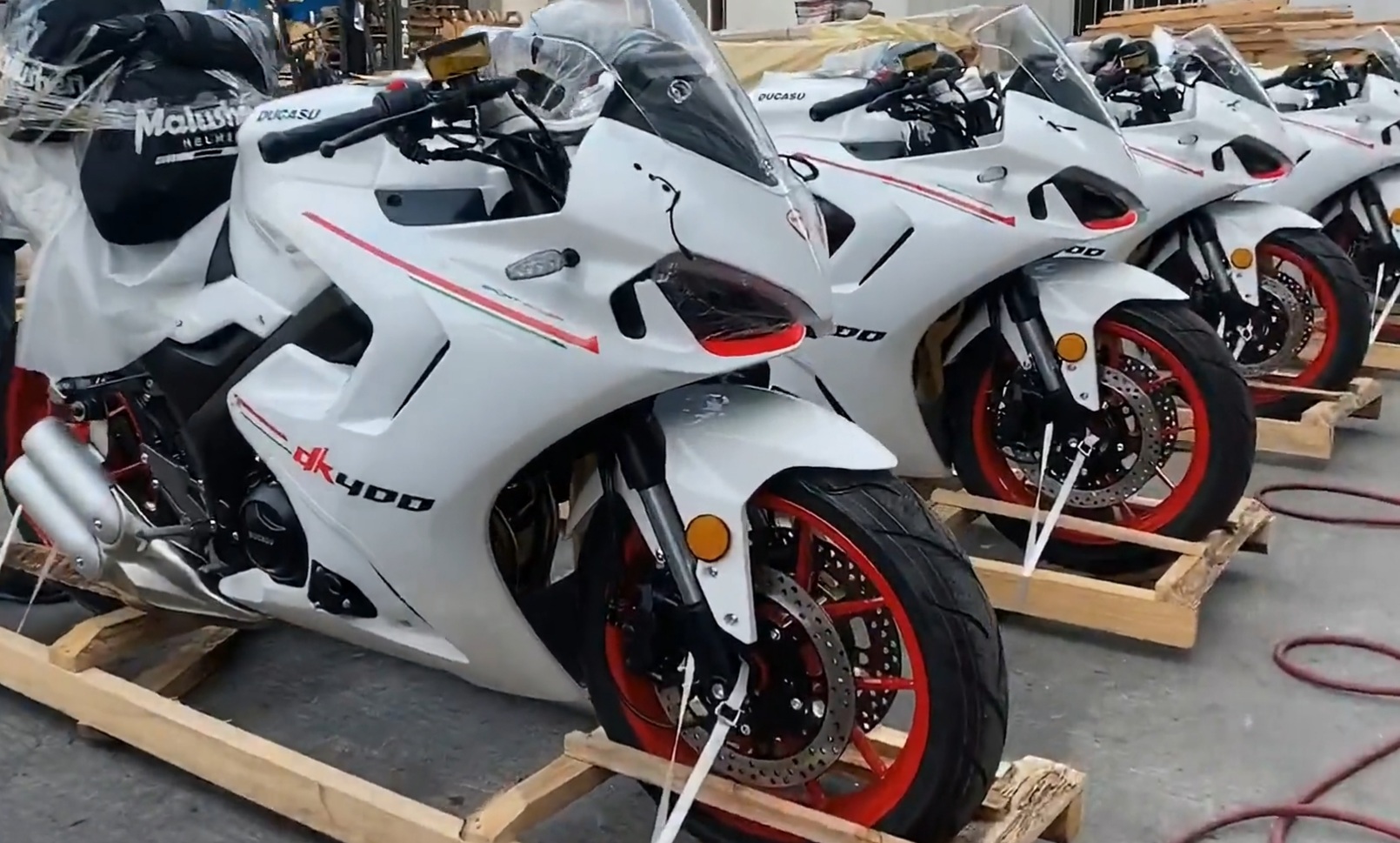 配置推满,外观时尚,价格18800元起的杜卡森dk400