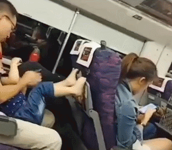 自家小孩动车上太吵,三流作家一直炒作,原来是为了卖水果