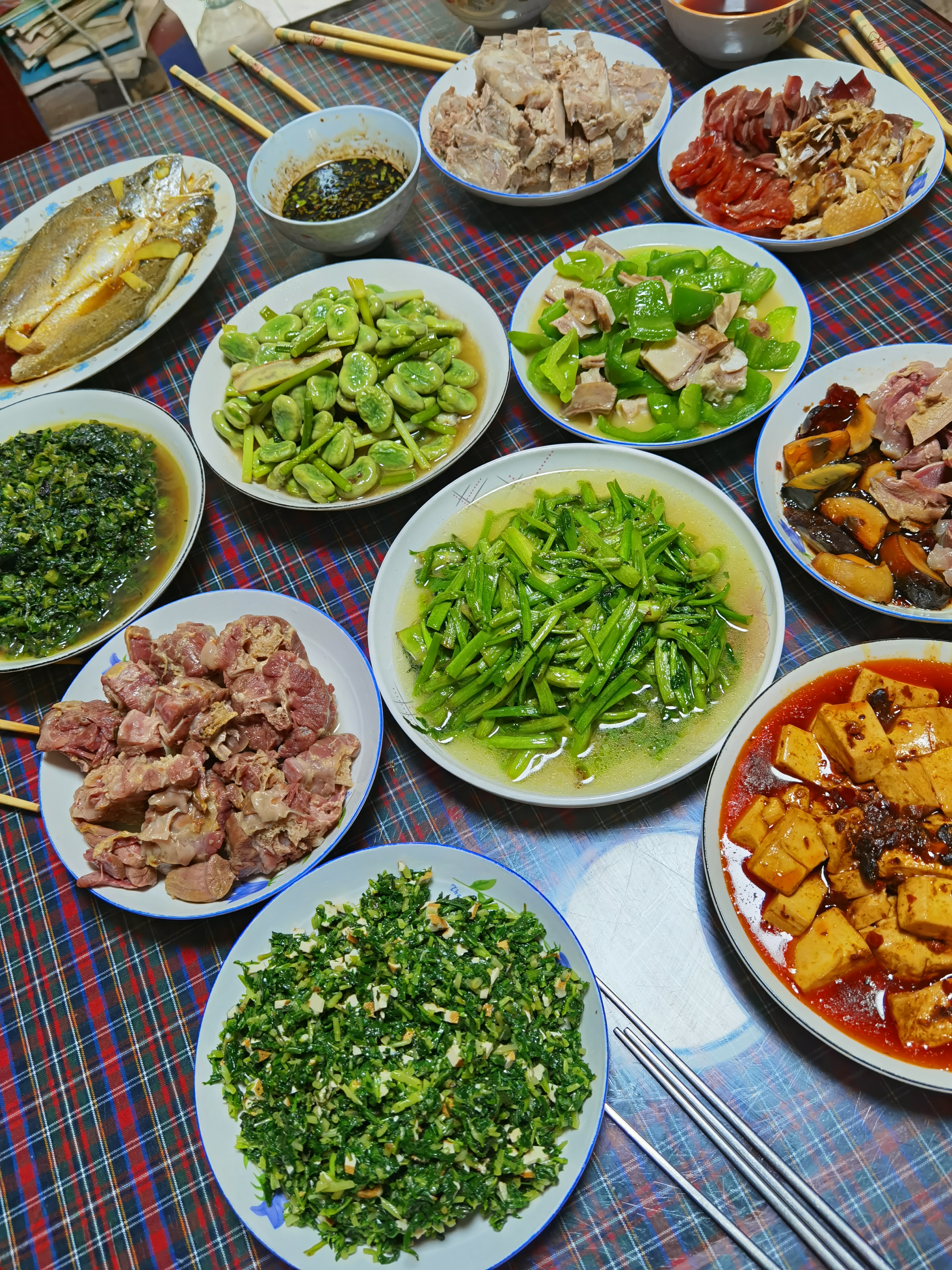 品种挺多 马兰头伴豆干 蚕豆炒蒜苗 莴苣叶清炒 清炒水芹菜