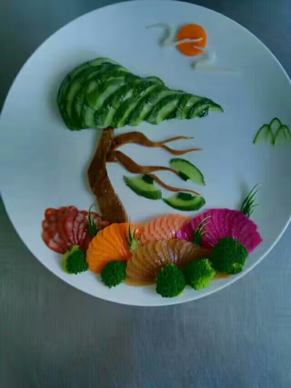 精美的蔬菜雕刻摆盘