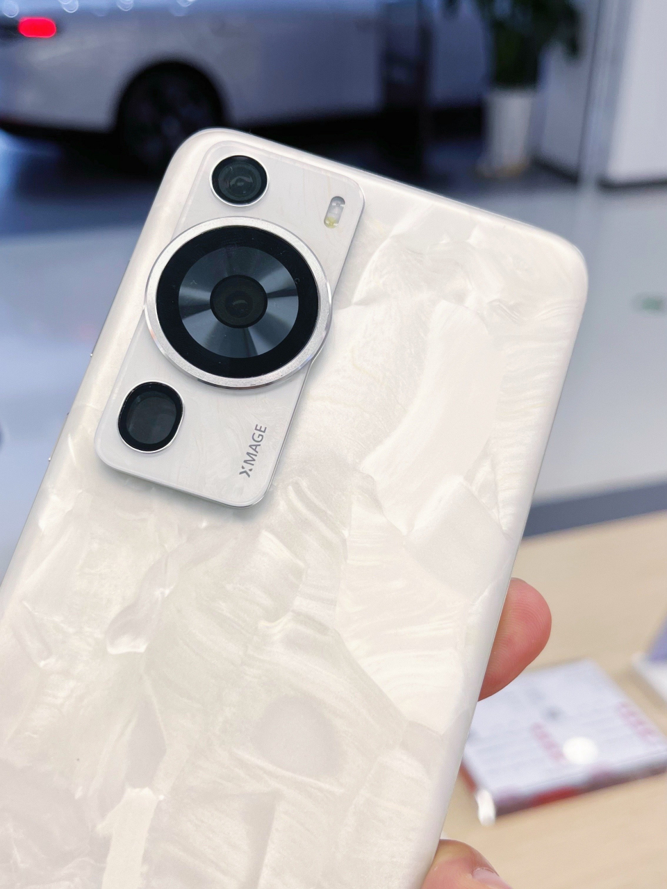 华为p60手机的颜值一如既往地高,这次的洛可可白真的有吸引到我,它是