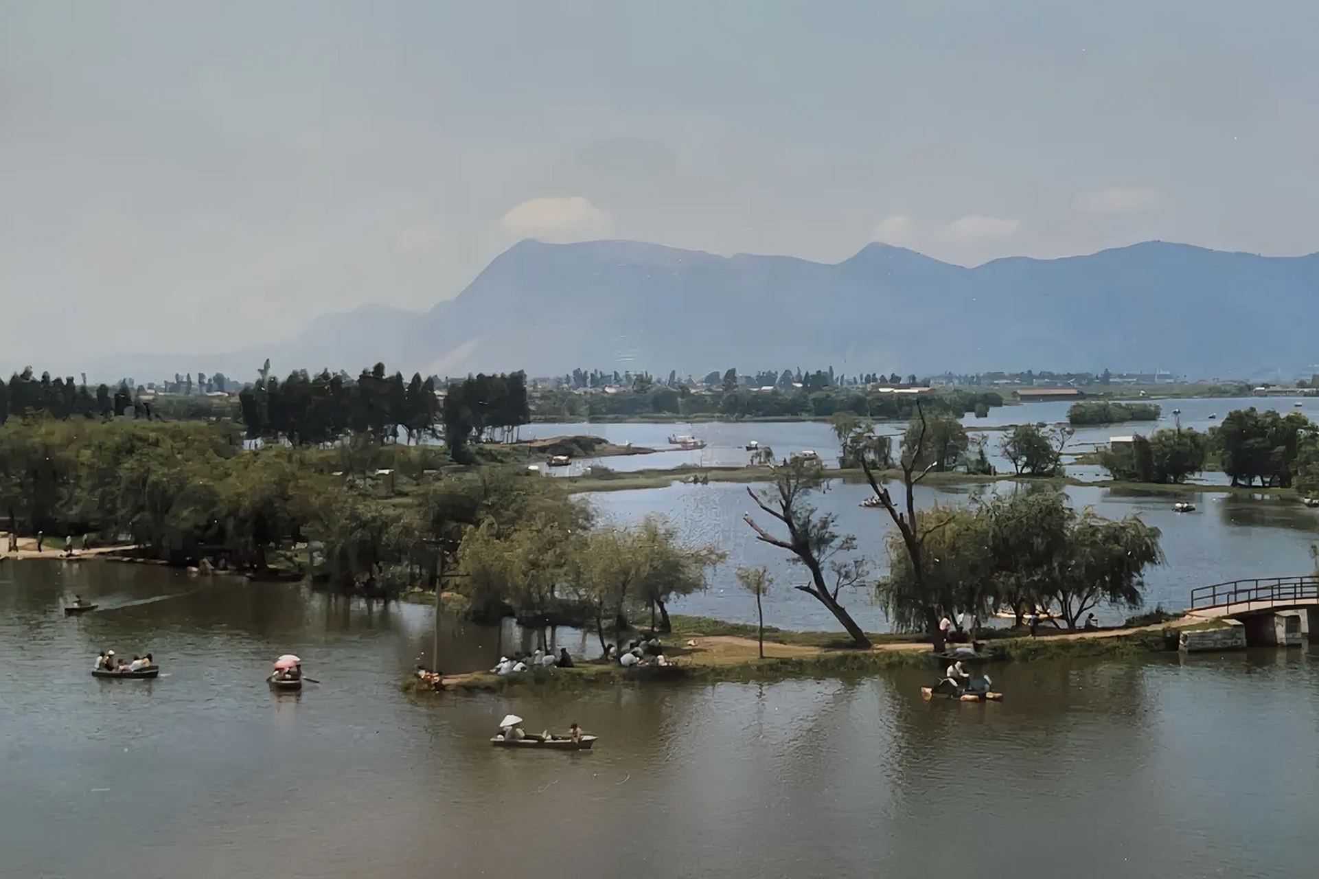 不通年代的四张图,展示了站在大观楼上远眺西山草海的风景:  92 第