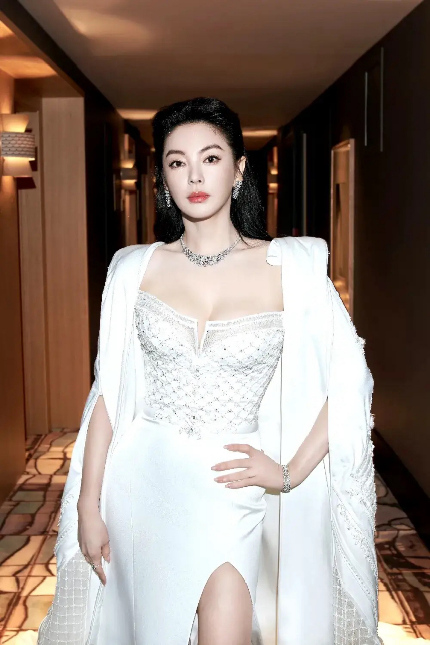 张雨绮受邀出席《f风尚志》戛纳艺术晚宴,抹胸拖尾长裙衬托高奢优雅