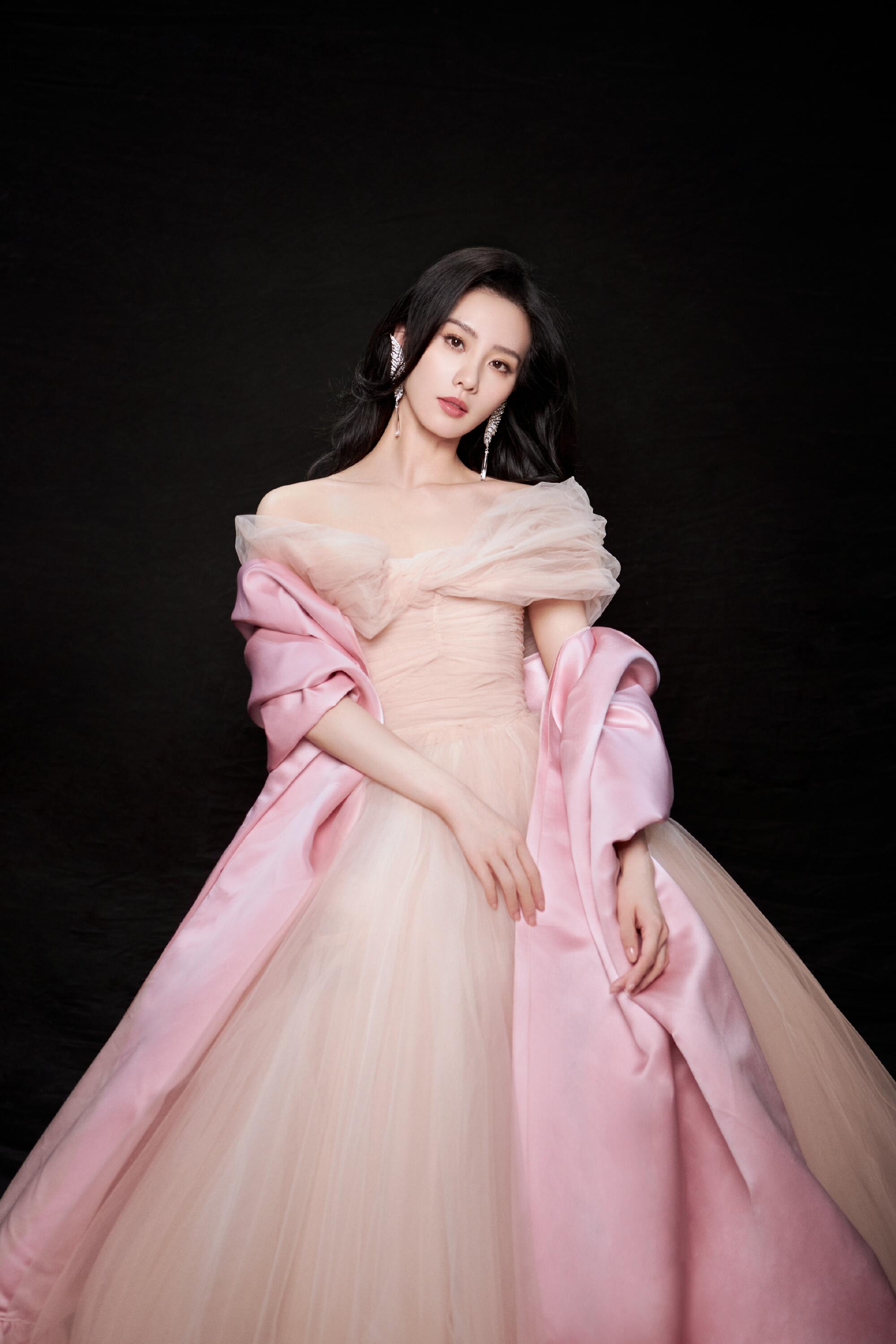 又被刘诗诗美到了,穿高定礼裙优雅且端庄,真好看