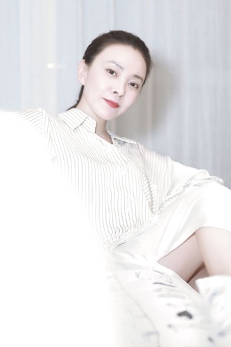 她是央视金牌主持,强势离婚张嘉译,再嫁富豪颜值逆生长