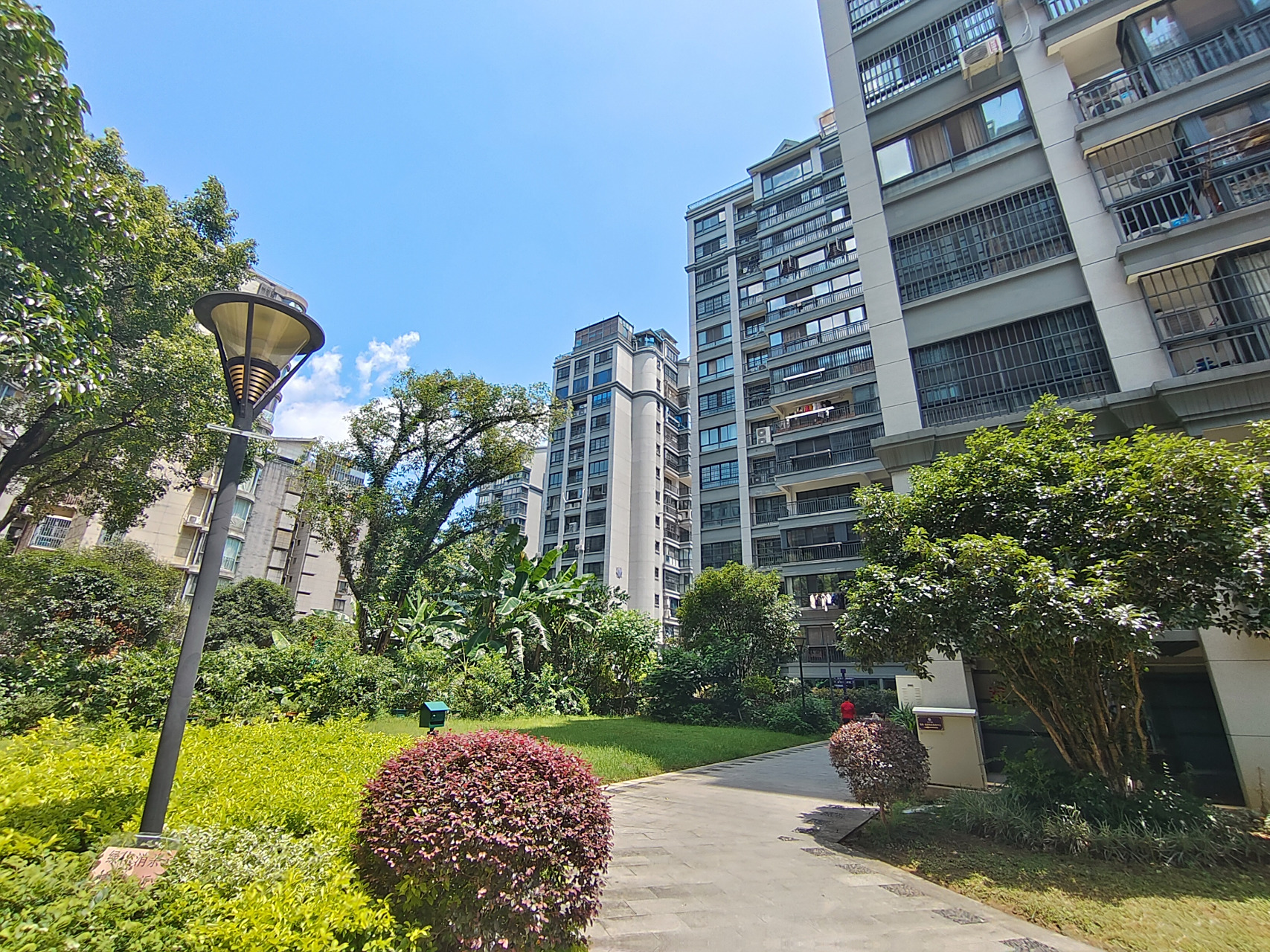 冠泰城国高端小区,读龙隐小学93电梯三房两厅,售价110万,地下停车场