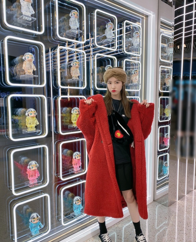 史卿妍儿童袜配帆布鞋,学生味满满,秀出纤细脚裸真吸睛