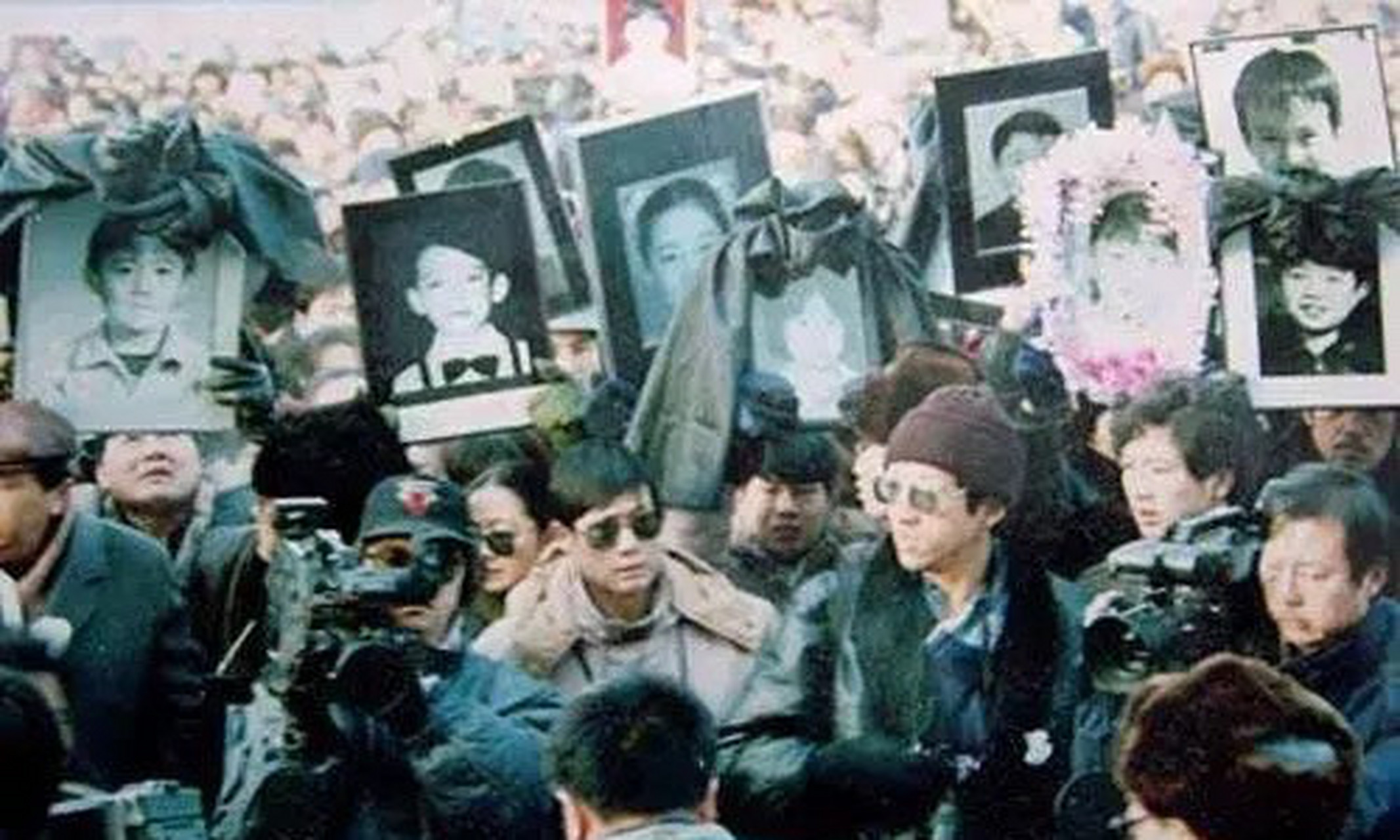 233人难逃一节,26年前的今天,辽宁阜新市艺苑歌舞厅发生特大火灾事故.