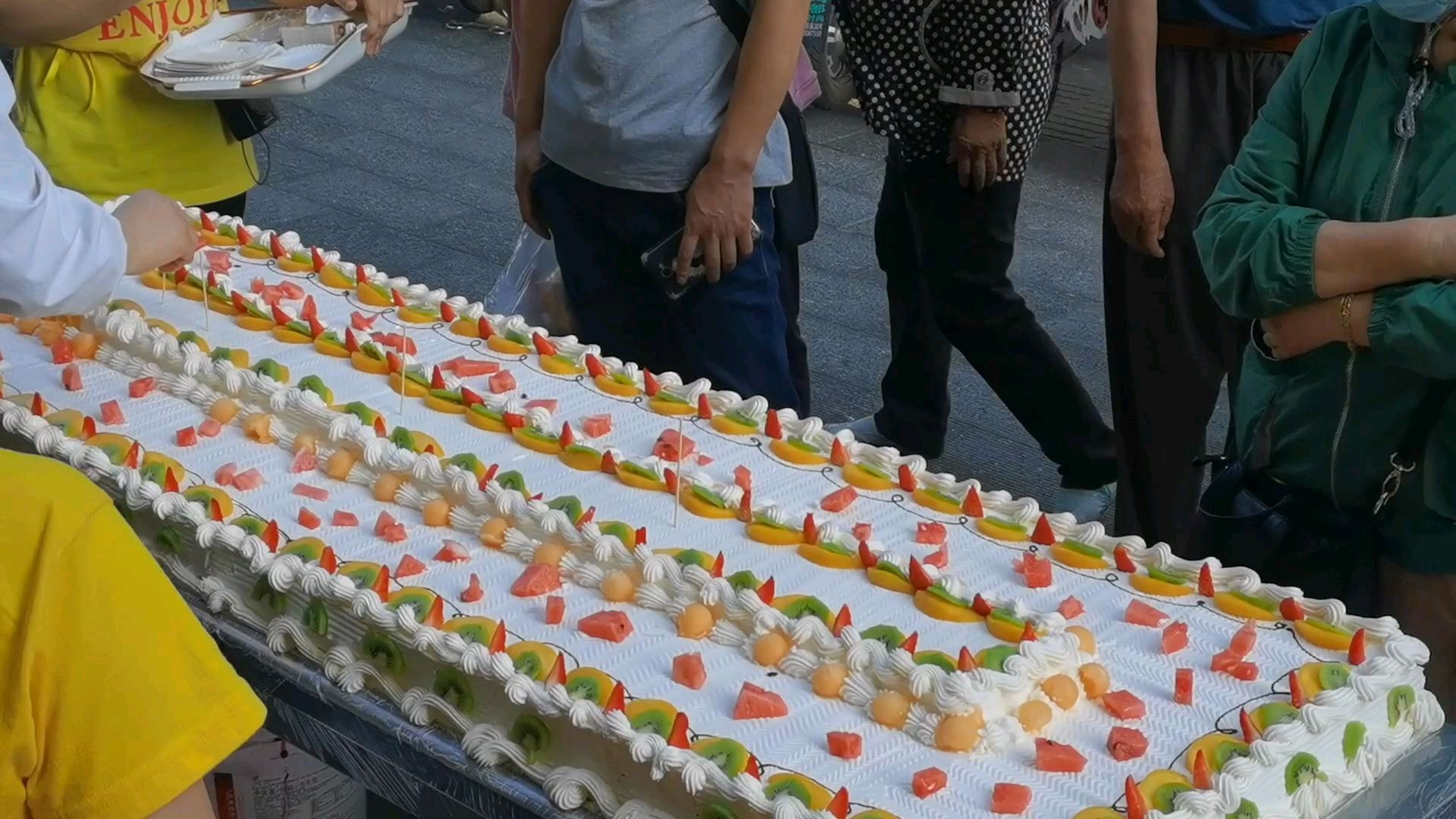 今天店里店庆做了3米长的大蛋糕,吸引了好多人,生意火爆的一天