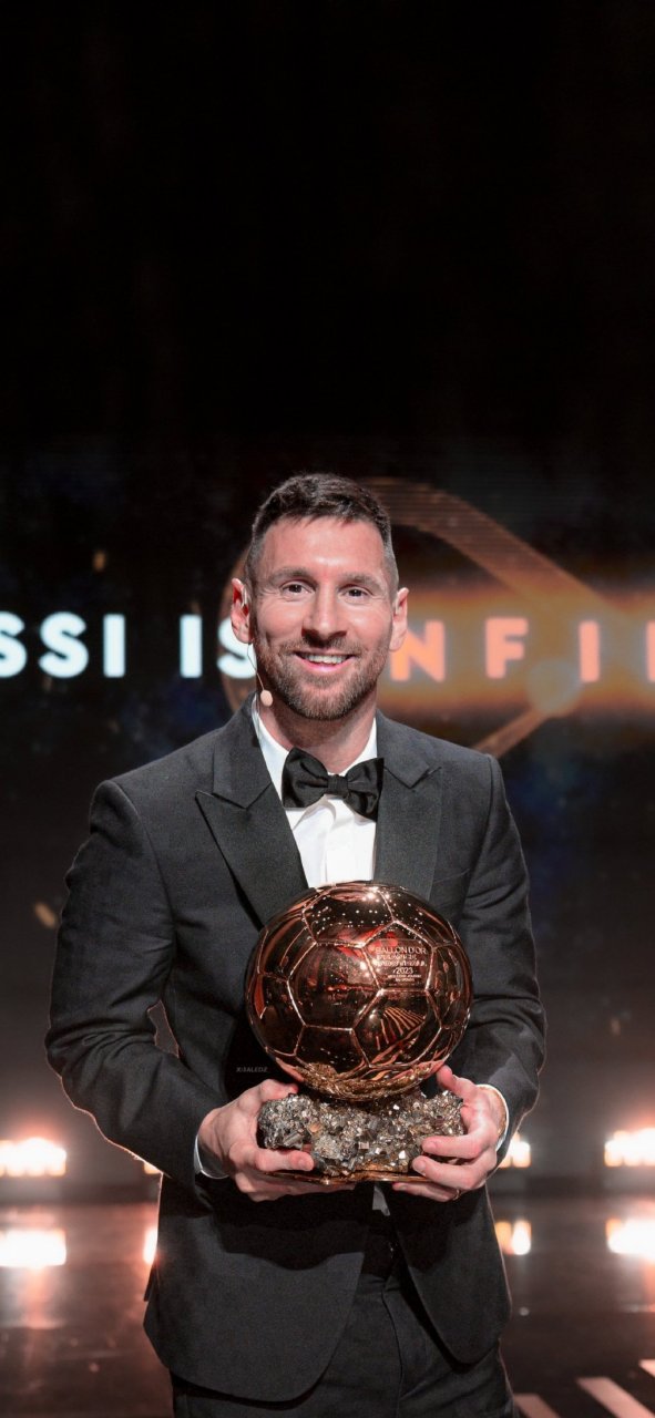阿根廷的球王梅西又拿下了第八个金球奖,成为了这个星球上最会踢足球