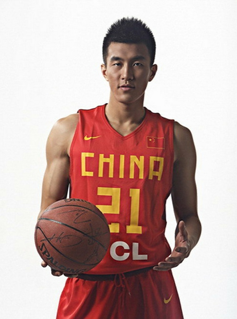 郭艾伦为杂志拍摄的照片,穿国家队的球衣,果然是最帅的!