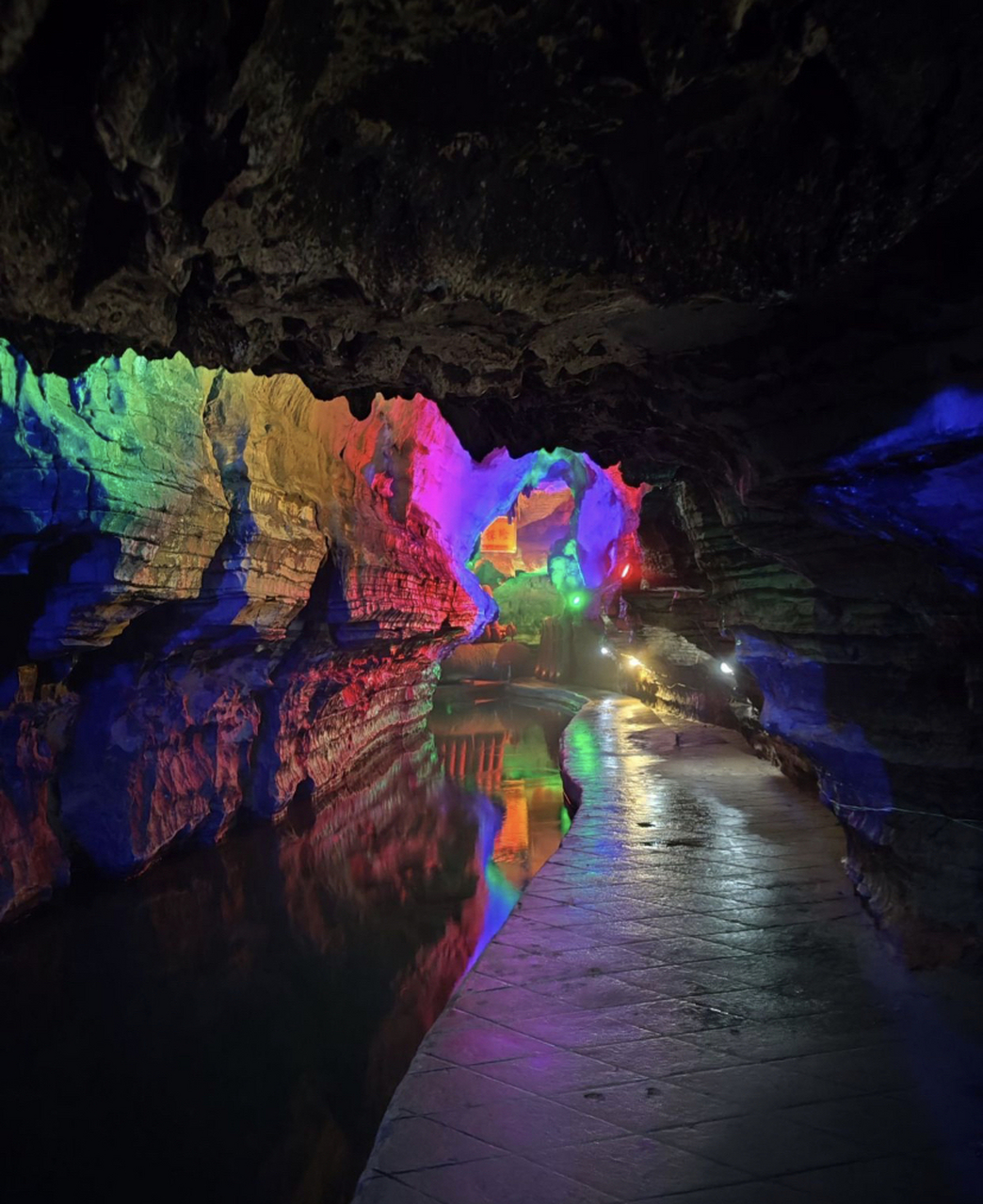 重庆老龙洞景区是一处极具特色的旅游景点,位于重庆市南岸区和巴南区