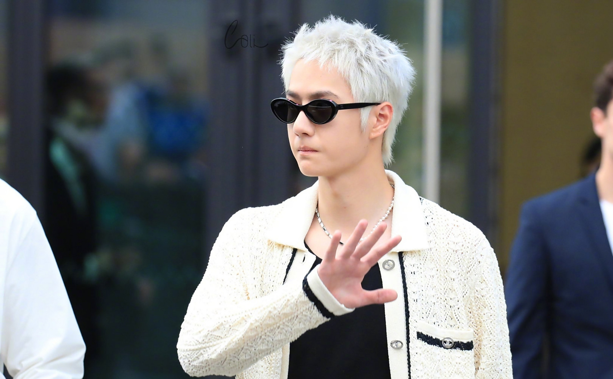 王一博爱豆时期的酷,带着一股帅与酷,还有点拽拽的感觉,这是偶像的