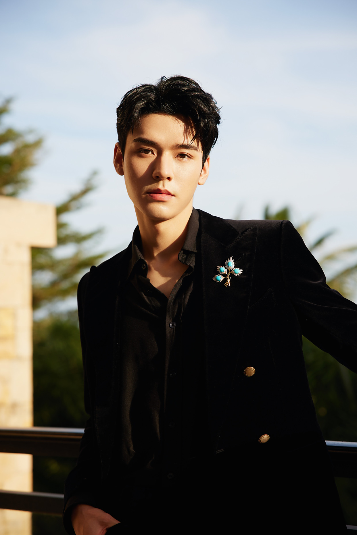 龚俊黑丝绒西服大片