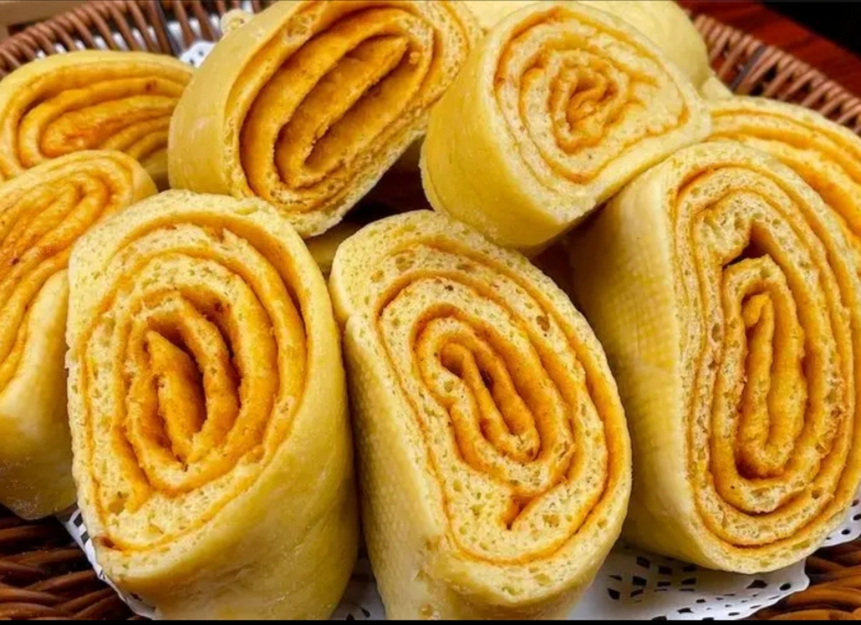 我的美食分享#  红薯花卷  具体做法:  1,红薯去皮洗净切薄片蒸熟.