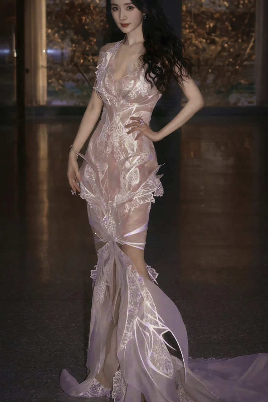 杨幂时尚芭莎这件蕾丝裙,真的是人鱼下凡!这s曲线,太诱惑人了!