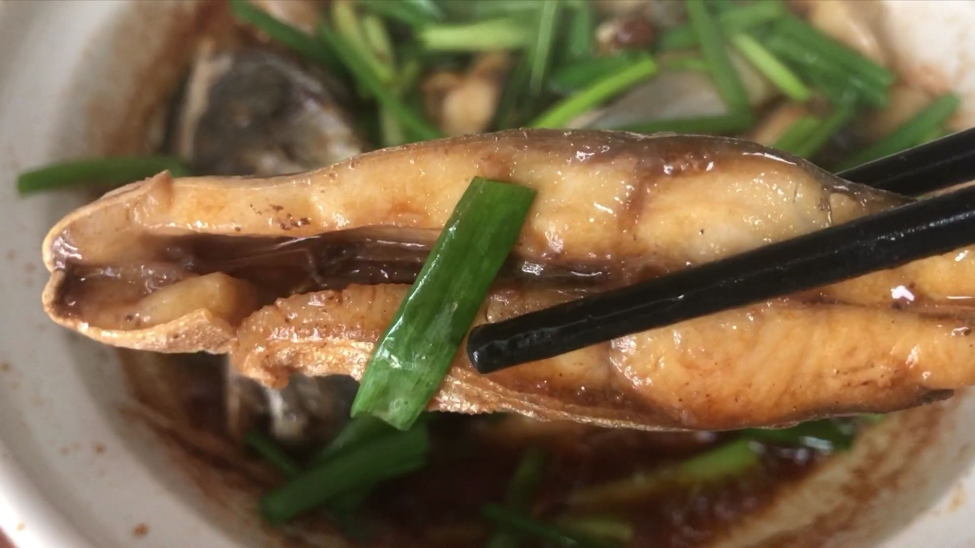 媳妇花15元买两条冰冻海鱼,这个做法咸香入味,香嫩多汁