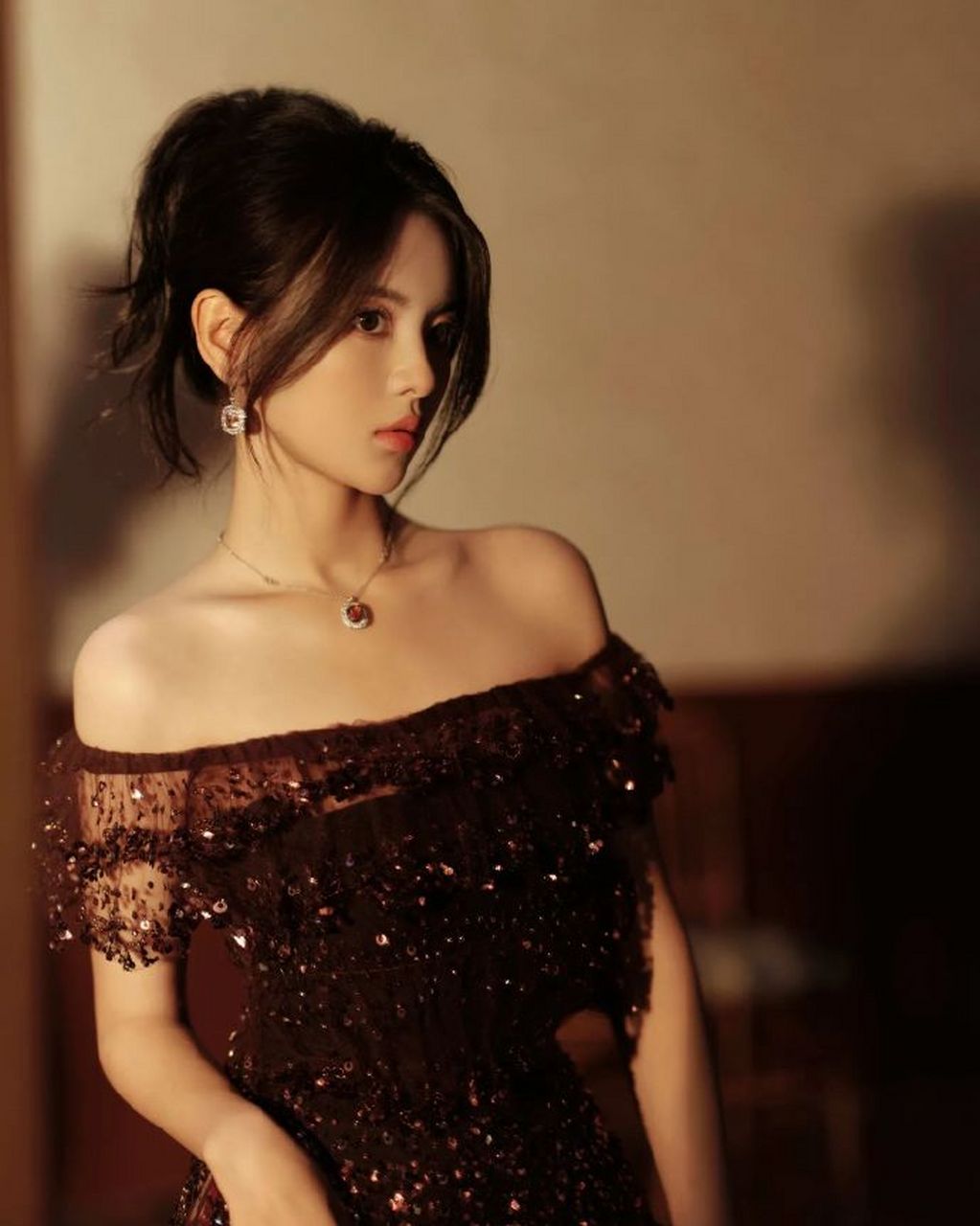 杨超越璀璨礼服搭璀璨珠宝,魅力全开  杨超越是一位极具个性化魅力的