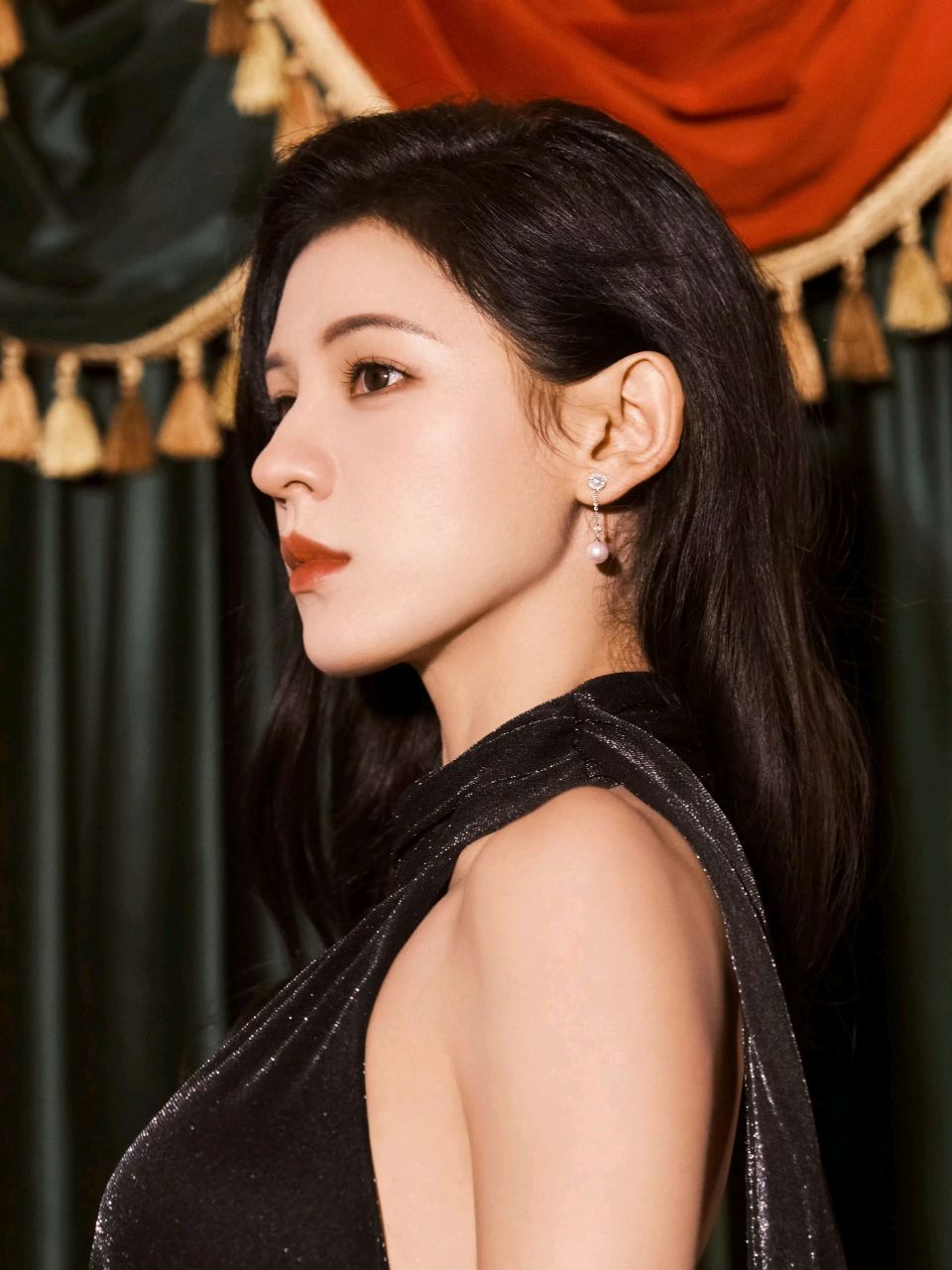 八卦娱乐明星# #张予曦# #明星穿搭# 张予曦复古造型,她的五官真岛苘