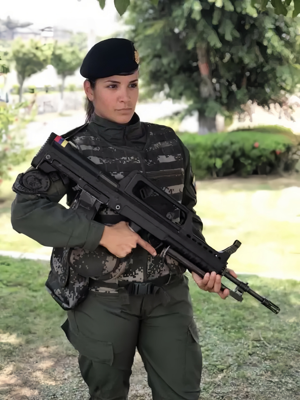 身材魁梧的外国海军陆战队女兵抱着qbb-95班用轻机枪,不懂就问到底是